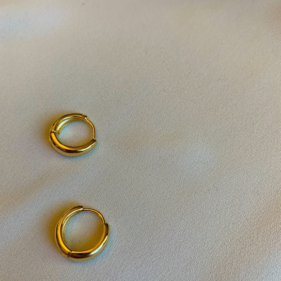 [🍍2 for $22] Simple Mini Gold Hoops - Picture 5 of 7